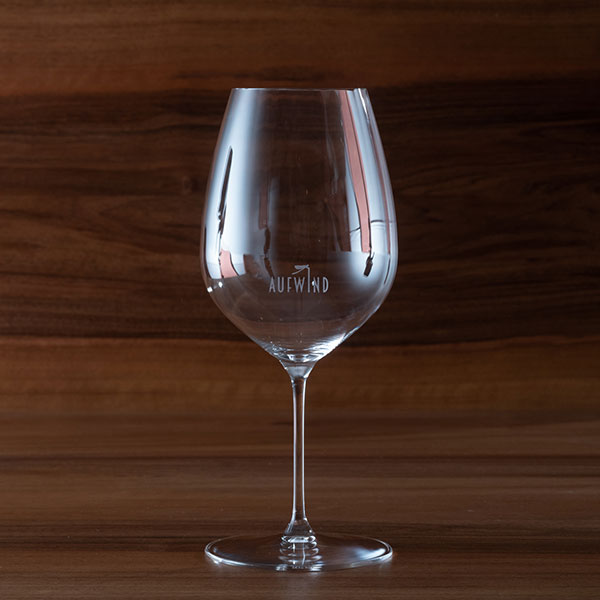 Cabernet Sauvignon Glas mit AUFWIND Logo